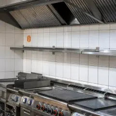 Hotte de cuisine professionnelle en inox, garantissant une grande puissance d'extraction pour un environnement de travail sain.