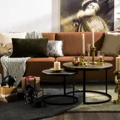 Éléphants dorés et bougeoirs, peut-être pour illustrer la différence entre cuivre et laiton dans une décoration chaleureuse.