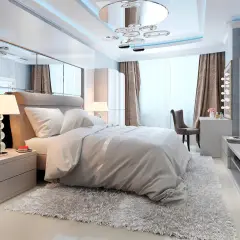 Chambre moderne avec un grand lit douillet, un miroir au dessus du lit reflétant le plafond design et une télévision murale.
