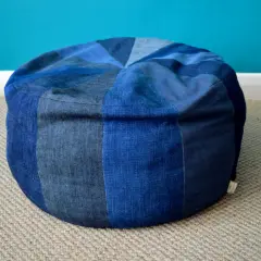 Pouf rond fait maison, patchwork de différentes nuances de jean. Idéal pour faire un pouf avec une couette.