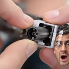 Maintenant, découvrons comment enlever une douille de chantier. Un homme surpris regarde l'action.