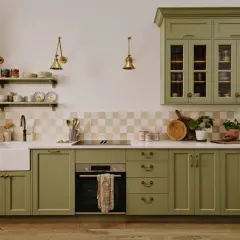 Cuisine vert d'eau avec évier, plaque de cuisson, four et placards en bois.