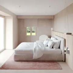 Chambre moderne épurée avec lit blanc, tapis rose et fenêtre donnant sur un jardin.