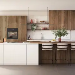 Cuisine moderne avec îlot blanc, plan de travail en bois, tabourets et armoires en bois.
