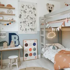 Chambre d'enfant avec lit superposé, bureau, affiche alphabet animalier et décoration murale.