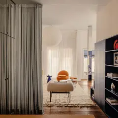 Un rideau trop long peut être raccourci sans couper, en utilisant des plis astucieux pour un tombé parfait.