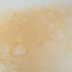 Taches jaunes sur un matelas blanc, un défi pour nettoyer un matelas jauni.