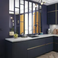 Cuisine semi ouverte avec claustra, murs bleu nuit, meubles sombres et rideaux jaunes.