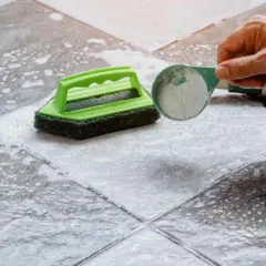 Maintenant, découvrez comment nettoyer un carrelage très encrassé avec une brosse et une poudre nettoyante.