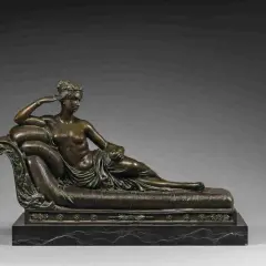 Objet en bronze, valeur inestimable, représentant une femme allongée sur un divan, une œuvre d'art classique.