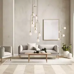 Salon moderne avec canapé gris, fauteuil, table basse en bois et un lustre spectaculaire en laiton matiere.
