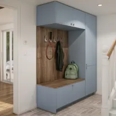 Aménagement placard entrée bleu pastel avec banc, patères pour manteaux et raquette, et sac à dos vert. Un escalier blanc est visible à droite.