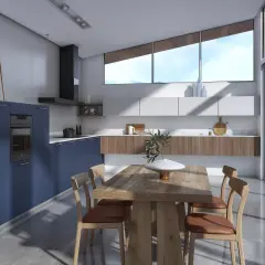 Cuisine moderne avec des armoires bleu nuit et des accents en bois. Une table en bois est entourée de chaises en cuir. De grandes fenêtres offrent une vue sur un paysage extérieur.