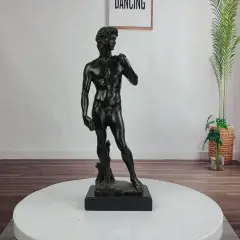 Statue de David en bronze, un classique intemporel. Apprenez comment nettoyer le bronze pour qu'il brille comme neuf.