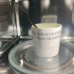 Une tasse en céramique avec une citation est dans un micro-ondes. Est-ce que la céramique va au micro-ondes ?