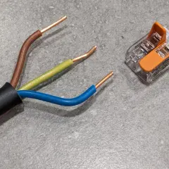 Câble électrique 3 fils dénudés (marron, vert/jaune, bleu) et un connecteur rapide orange pour un branchement rallonge électrique.