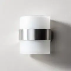 Applique murale moderne en verre dépoli et métal brossé, parfaite pour changer l'ambiance de votre intérieur.