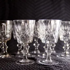 Comment reconnaitre du cristal : ces verres taillés, aux reflets lumineux, témoignent de la qualité et de l'éclat du véritable cristal.