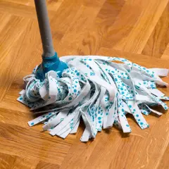 Une serpillère sur un parquet en bois. Une astuce de grand-mère pour nettoyer un parquet, c'est de le faire avec soin.