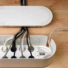 Boîte de rangement pour dissimuler les fils TV et multiprise. Une astuce pour cacher les fils TV et organiser votre espace.