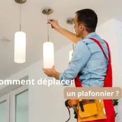 Un électricien s'apprête à **déplacer un lustre** moderne cylindrique. Il tient l'outil pour le dévisser du plafond.