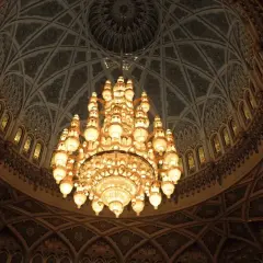 Majestueux lustre en bronze illuminant un dôme orné. Comment estimer un lustre en bronze de cette ampleur ?