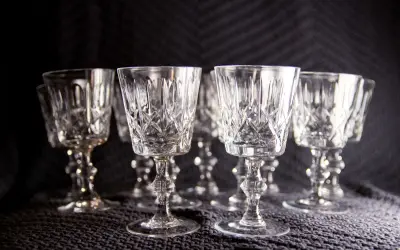 Comment reconnaitre du cristal : ces verres taillés, aux reflets lumineux, témoignent de la qualité et de l'éclat du véritable cristal.