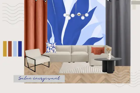 Salon avec papier peint bleu abstrait, canapé beige, fauteuil blanc, rideaux orange et gris.