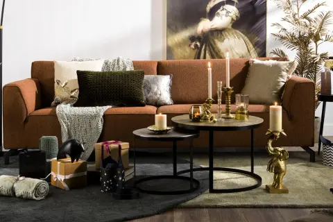 Éléphants dorés et bougeoirs, peut-être pour illustrer la différence entre cuivre et laiton dans une décoration chaleureuse.