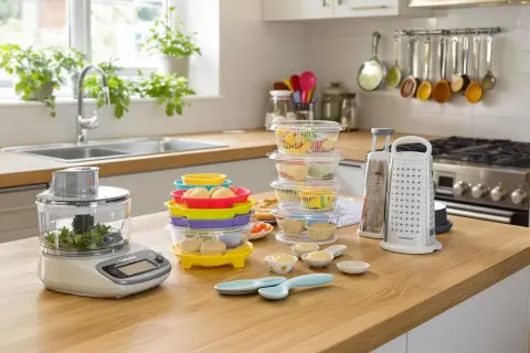 Robot culinaire, râpe et contenants colorés, des outils indispensables en cuisine pour préparer de délicieux repas.
