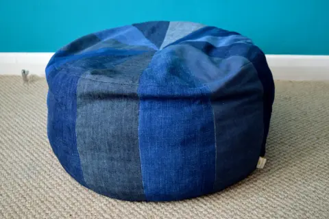 Pouf rond fait maison, patchwork de différentes nuances de jean. Idéal pour faire un pouf avec une couette.