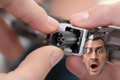 Maintenant, découvrons comment enlever une douille de chantier. Un homme surpris regarde l'action.