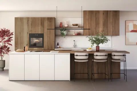 Cuisine moderne avec îlot blanc, plan de travail en bois, tabourets et armoires en bois.