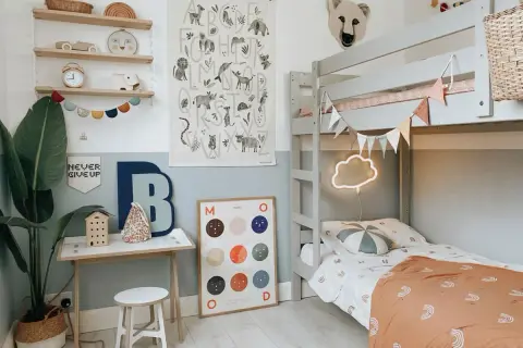 Chambre d'enfant avec lit superposé, bureau, affiche alphabet animalier et décoration murale.