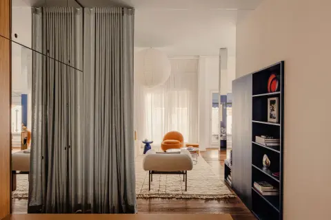 Un rideau trop long peut être raccourci sans couper, en utilisant des plis astucieux pour un tombé parfait.