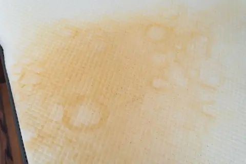 Taches jaunes sur un matelas blanc, un défi pour nettoyer un matelas jauni.