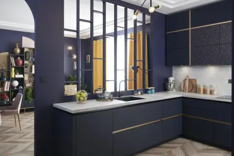 Cuisine semi ouverte avec claustra, murs bleu nuit, meubles sombres et rideaux jaunes.