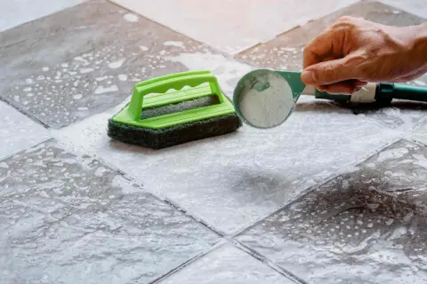 Maintenant, découvrez comment nettoyer un carrelage très encrassé avec une brosse et une poudre nettoyante.