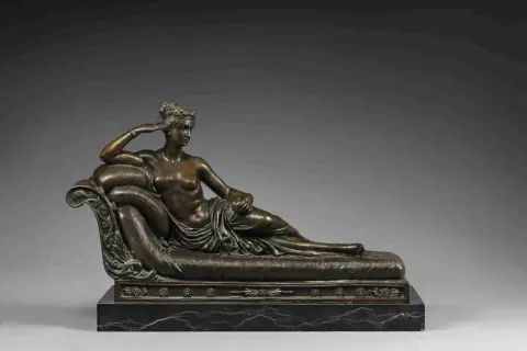 Objet en bronze, valeur inestimable, représentant une femme allongée sur un divan, une œuvre d'art classique.