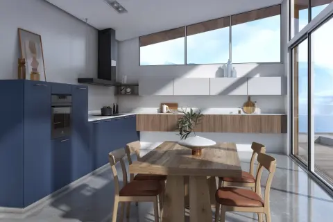 Cuisine moderne avec des armoires bleu nuit et des accents en bois. Une table en bois est entourée de chaises en cuir. De grandes fenêtres offrent une vue sur un paysage extérieur.