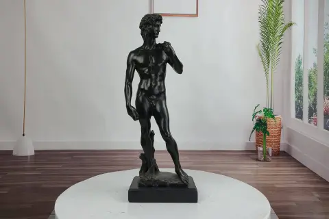 Statue de David en bronze, un classique intemporel. Apprenez comment nettoyer le bronze pour qu'il brille comme neuf.