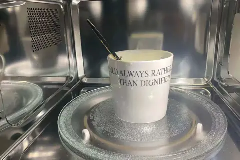 Une tasse en céramique avec une citation est dans un micro-ondes. Est-ce que la céramique va au micro-ondes ?