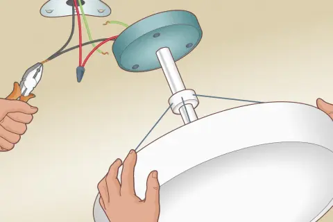 Installation d'un ventilateur de plafond : branchement domino 3 fils et 2 fils. Mains tenant le luminaire et pinces pour les fils électriques.