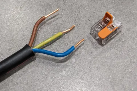 Câble électrique 3 fils dénudés (marron, vert/jaune, bleu) et un connecteur rapide orange pour un branchement rallonge électrique.