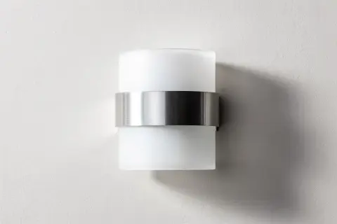 Applique murale moderne en verre dépoli et métal brossé, parfaite pour changer l'ambiance de votre intérieur.