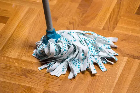 Une serpillère sur un parquet en bois. Une astuce de grand-mère pour nettoyer un parquet, c'est de le faire avec soin.