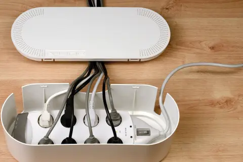 Boîte de rangement pour dissimuler les fils TV et multiprise. Une astuce pour cacher les fils TV et organiser votre espace.