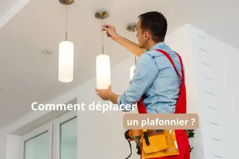 Un électricien s'apprête à **déplacer un lustre** moderne cylindrique. Il tient l'outil pour le dévisser du plafond.