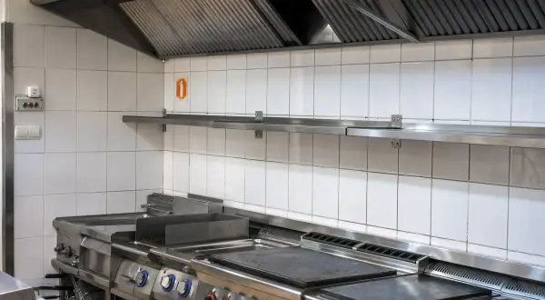 Hotte de cuisine professionnelle en inox, garantissant une grande puissance d'extraction pour un environnement de travail sain.