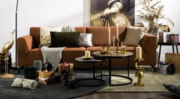 Éléphants dorés et bougeoirs, peut-être pour illustrer la différence entre cuivre et laiton dans une décoration chaleureuse.